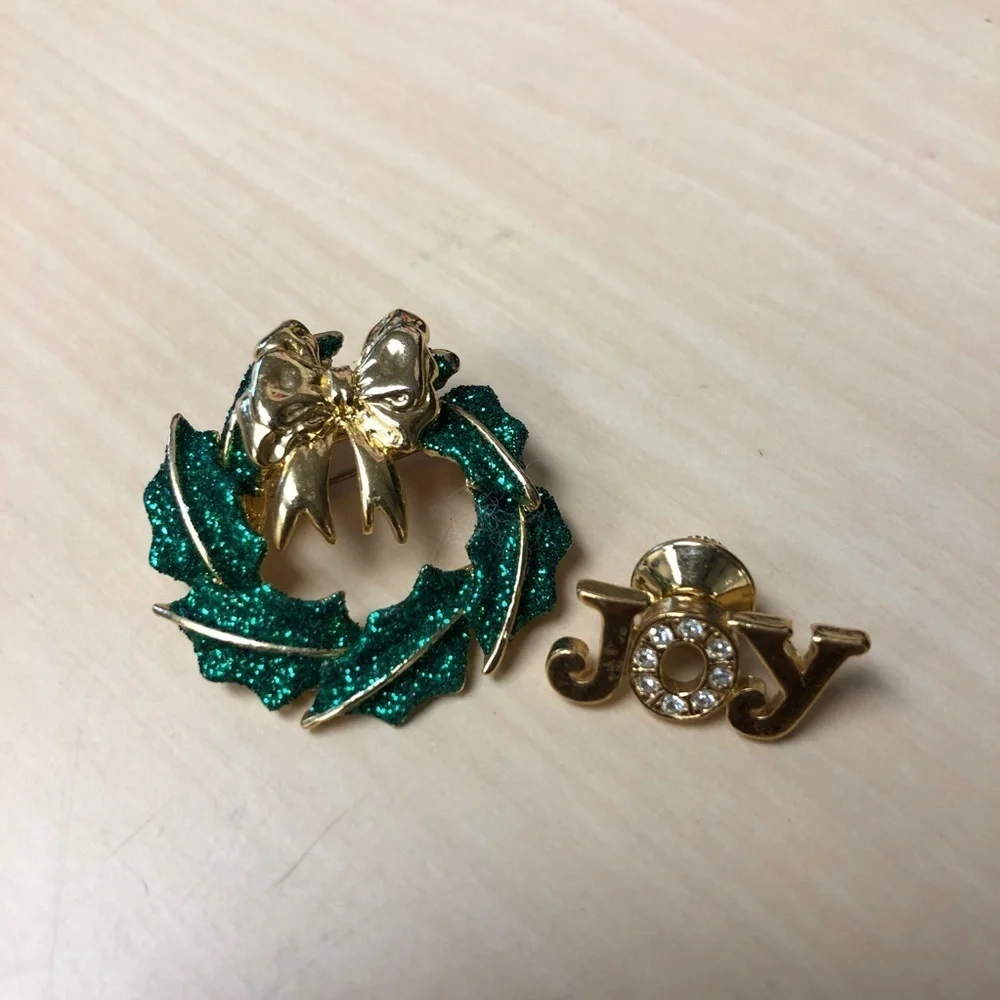 5/$20 Set of 2 Christmas holiday pins